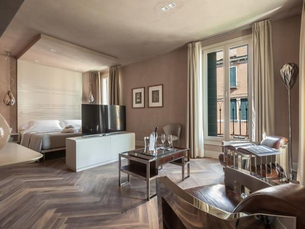 Liassidi Wellness Suites : photo 2 de la chambre suite d'angle lit queen-size avec bain turc - vue sur canal