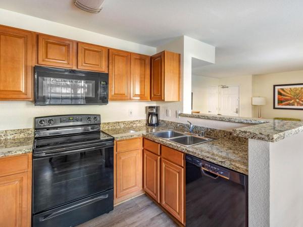 Hilton Vacation Club Desert Retreat Las Vegas : photo 9 de la chambre suite 1 chambre lit king-size avec baignoire adaptée aux personnes à mobilité réduite