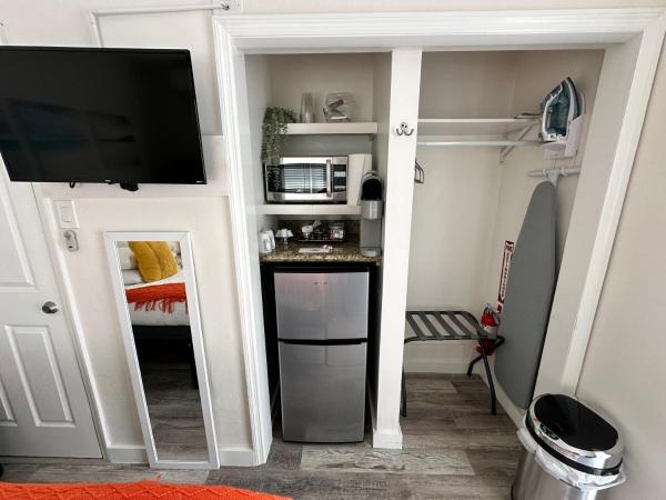 The Agustin Guesthouse - Men Only Clothing Optional : photo 6 de la chambre chambre lit queen-size - vue sur piscine