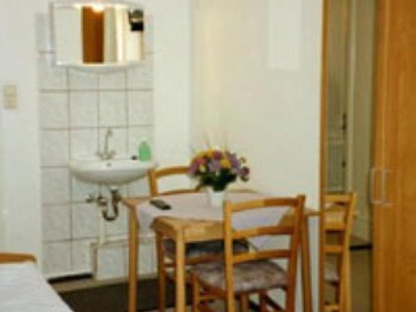 Pension Wedding : photo 2 de la chambre chambre double avec salle de bains commune