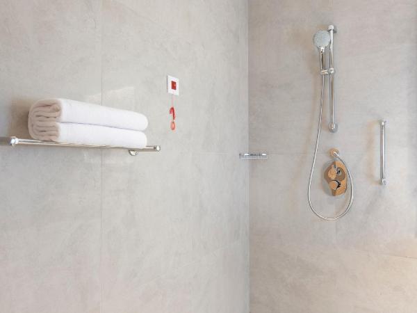 Hilton Garden Inn Jakarta Taman Palem : photo 4 de la chambre chambre lit king-size - accessible aux personnes à mobilité réduite