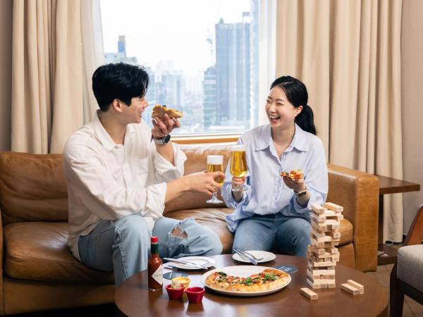 Four Points by Sheraton Seoul, Guro : photo 1 de la chambre suite d'angle avec 1 lit king-size - vue sur ville