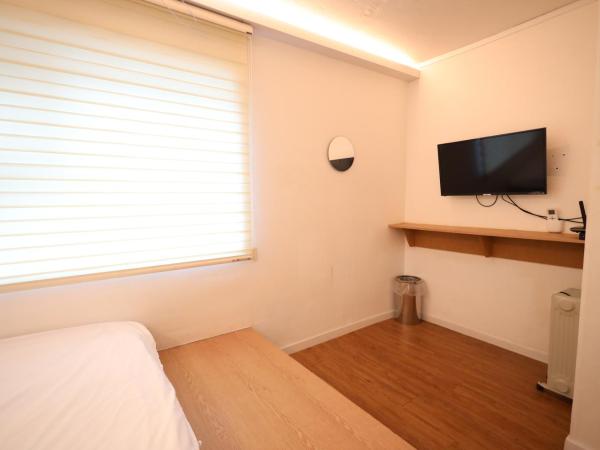 Huayuanhouse HQ in hongdae : photo 5 de la chambre chambre double avec salle de bains privative extérieure