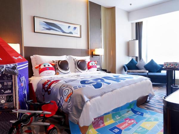 Crowne Plaza Dalian Sports Center, an IHG Hotel : photo 1 de la chambre chambre lits jumeaux standard avec accès au salon