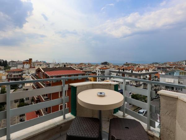 Hikmethan Otel : photo 8 de la chambre chambre triple avec balcon