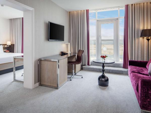 Hilton London Angel Islington : photo 7 de la chambre suite terrasse avec accès au salon