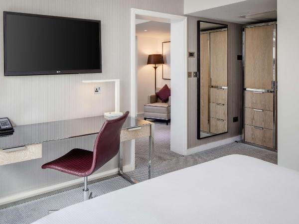 Hilton London Angel Islington : photo 8 de la chambre suite terrasse avec accès au salon