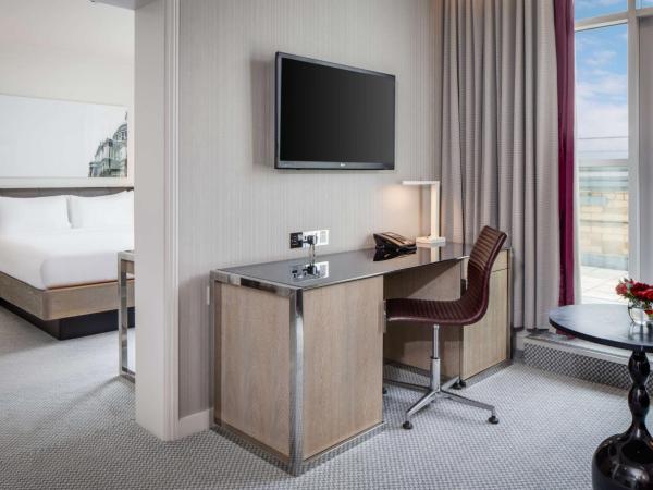 Hilton London Angel Islington : photo 9 de la chambre suite terrasse avec accès au salon