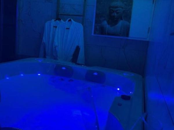 Lady Cosmopolite : photo 4 de la chambre suite avec jacuzzi