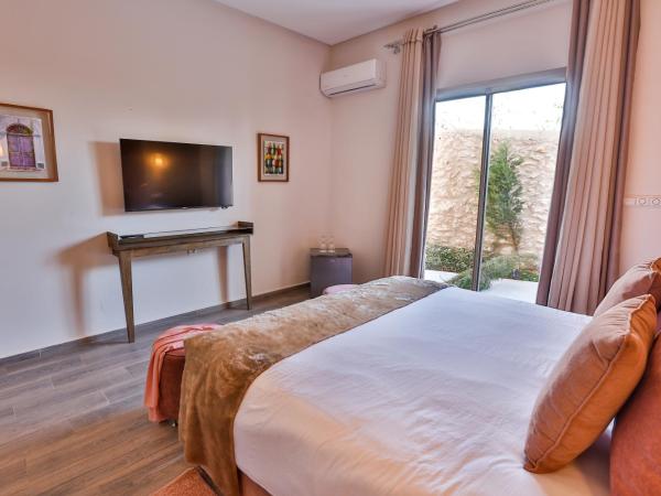 Villa ARGANINA piscine chauffée : photo 3 de la chambre chambre lit queen-size - vue sur jardin