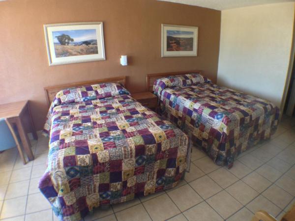 Budget Inn Motel : photo 3 de la chambre chambre double Économique avec 2 lits doubles - non-fumeurs