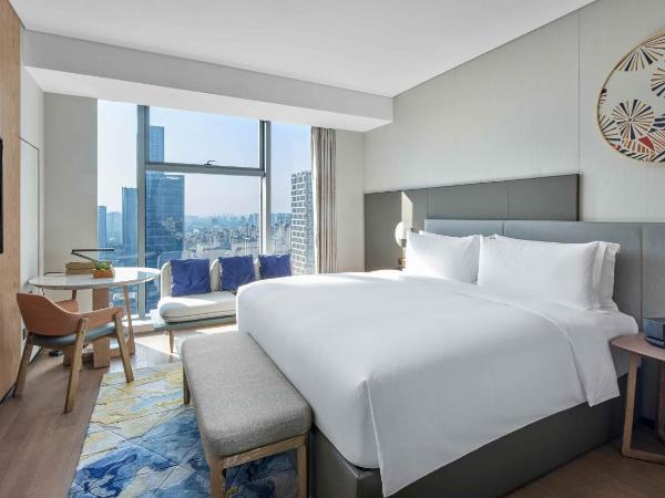 Vignette Collection Hangzhou Huaxia Center Hotel, an IHG Hotel : photo 6 de la chambre 1 king one-bedroom suite study area