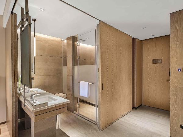 Vignette Collection Hangzhou Huaxia Center Hotel, an IHG Hotel : photo 5 de la chambre 1 king one-bedroom suite study area