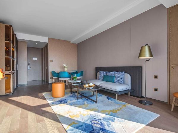 Vignette Collection Hangzhou Huaxia Center Hotel, an IHG Hotel : photo 6 de la chambre suite 1 chambre lit king-size