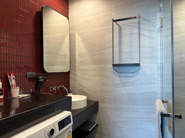 503 Edge芭提雅25层正海景大二房二厅二卫, 沙滩+步行街+购物中心 : photo 9 de la chambre chambre double deluxe avec balcon - vue sur mer