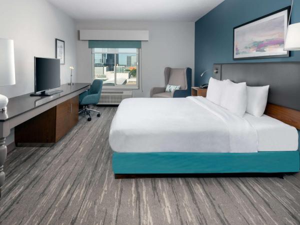 Hilton Garden Inn Charlotte Uptown : photo 4 de la chambre suite 1 chambre lit king-size avec canapé-lit