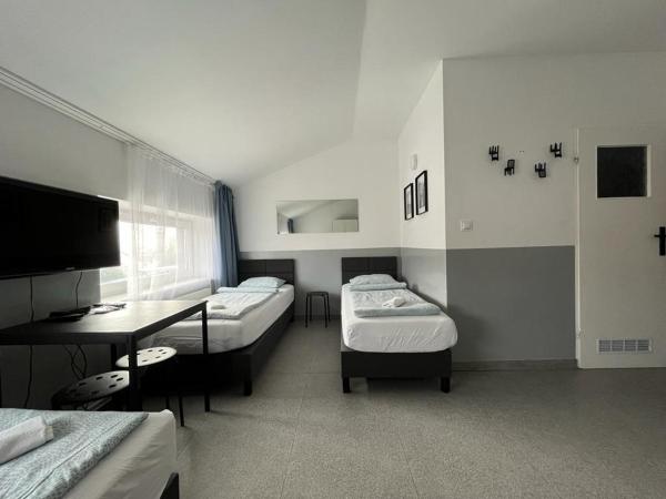 Grey Poznań Pokój z łazienką , Darmowy parking, Zameldowanie Bezobsługowe : photo 1 de la chambre chambre quadruple