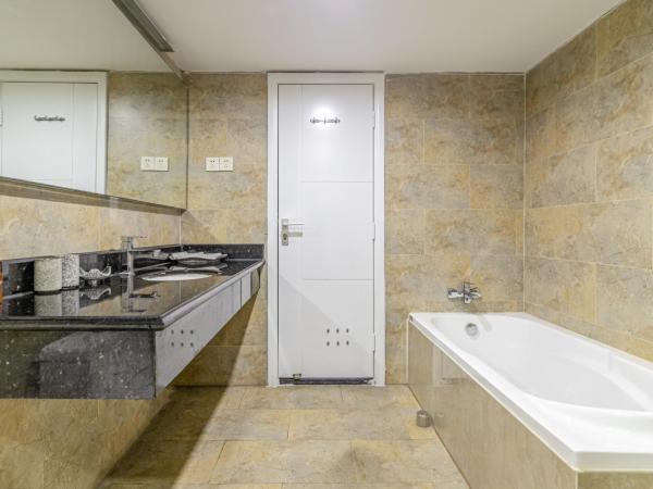 Guangzhou The Royal Garden Hotel : photo 4 de la chambre chambre lit king-size de luxe - vue sur jardin