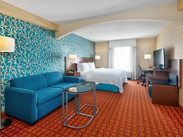 Fairfield Inn & Suites by Marriott Toronto Airport : photo 3 de la chambre chambre lit king-size avec canapé-lit