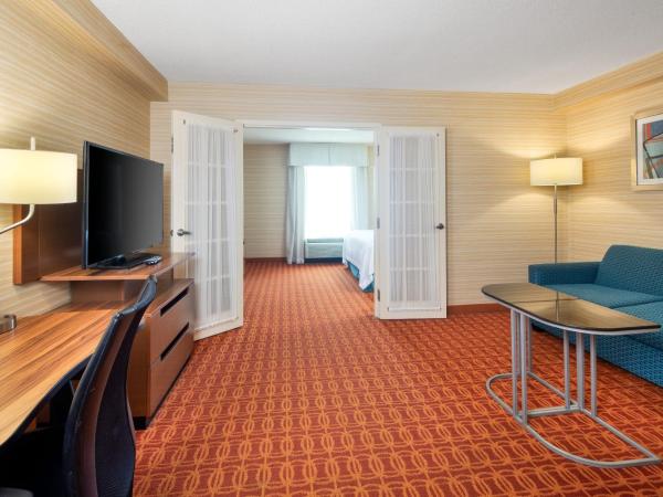 Fairfield Inn & Suites by Marriott Toronto Airport : photo 2 de la chambre suite exécutive 1 chambre avec bain à remous