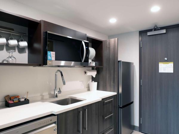 Home2 Suites By Hilton Quebec City : photo 2 de la chambre suite studio lit king-size