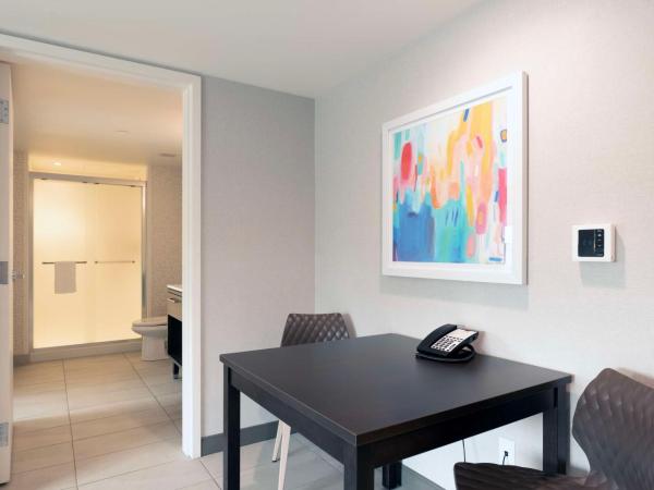 Home2 Suites By Hilton Quebec City : photo 3 de la chambre suite 1 chambre lit king-size