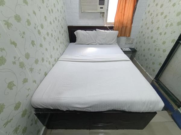 Hotel OVO Residency Near Masjid Bunder Railway Station : photo 2 de la chambre chambre double