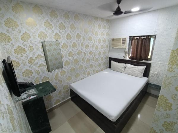 Hotel OVO Residency Near Masjid Bunder Railway Station : photo 1 de la chambre chambre double