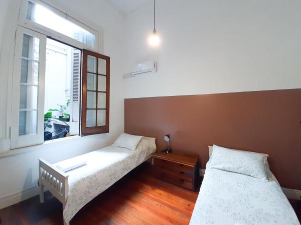 LOPEZ Hostel & Suites : photo 1 de la chambre chambre lits jumeaux avec salle de bains commune