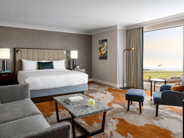 Fairmont Vancouver Airport In-Terminal Hotel : photo 3 de la chambre suite lit king-size junior avec canapé-lit