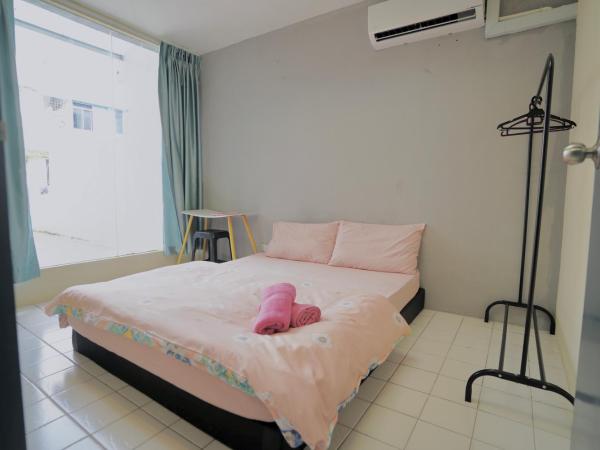 Swanling Kuching : photo 2 de la chambre chambre lit queen-size avec salle de bains commune