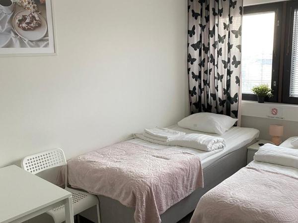 Inn Tourist Hostel : photo 10 de la chambre chambre lits jumeaux - salle de bains commune