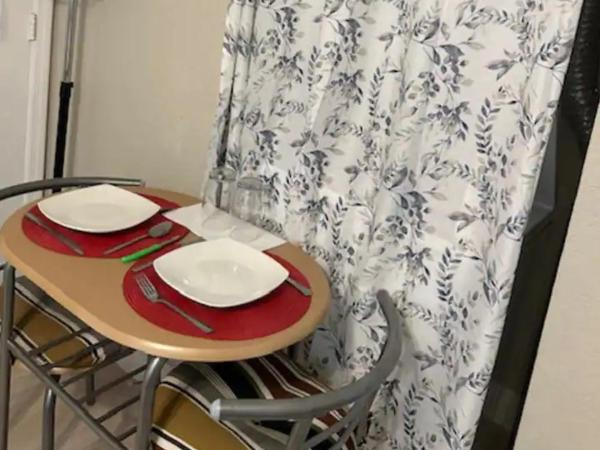 Charming Lakeview Retreat II : photo 2 de la chambre chambre double avec salle de bains privative