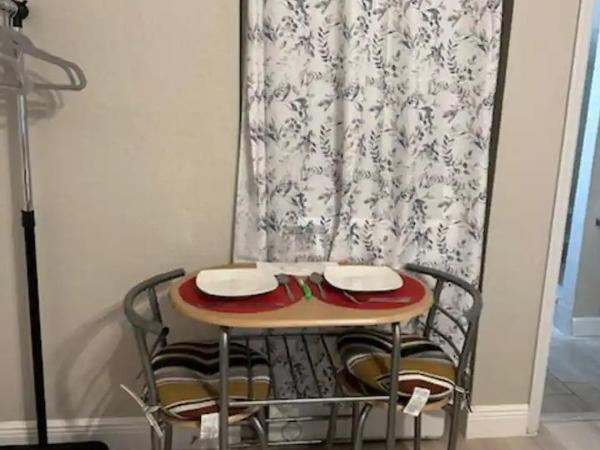 Charming Lakeview Retreat II : photo 4 de la chambre chambre double avec salle de bains privative