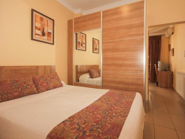 Hostal Costa Azul : photo 8 de la chambre chambre familiale avec balcon