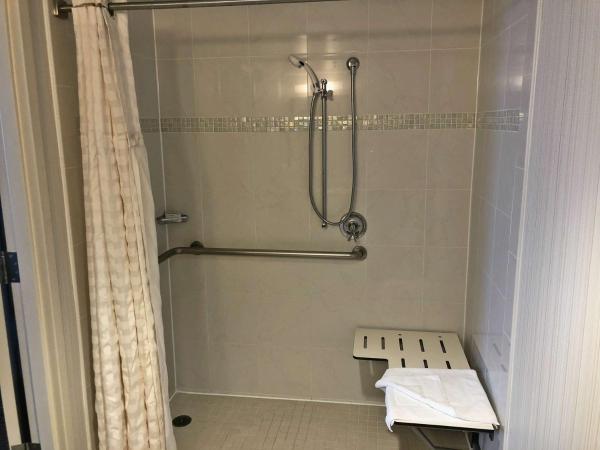 Homewood Suites by Hilton Baltimore : photo 4 de la chambre suite with two double beds and roll-in shower - mobility access/non-smoking