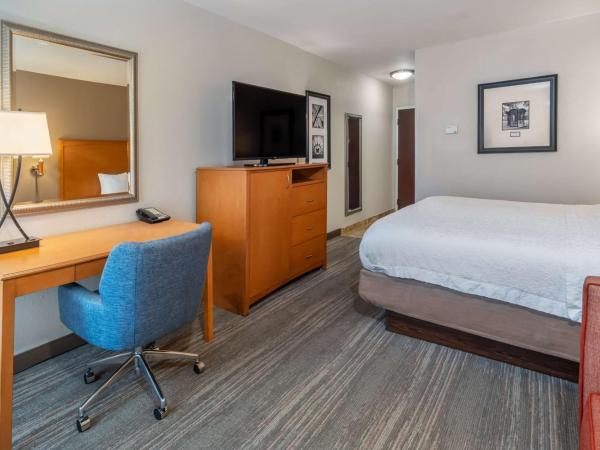 Hampton Inn & Suites Nashville-Vanderbilt-Elliston Place : photo 1 de la chambre chambre lit king-size - non-fumeurs