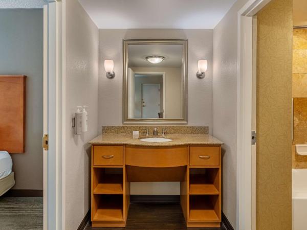 Hampton Inn & Suites Nashville-Vanderbilt-Elliston Place : photo 4 de la chambre suite lit king-size 1 chambre avec cuisine