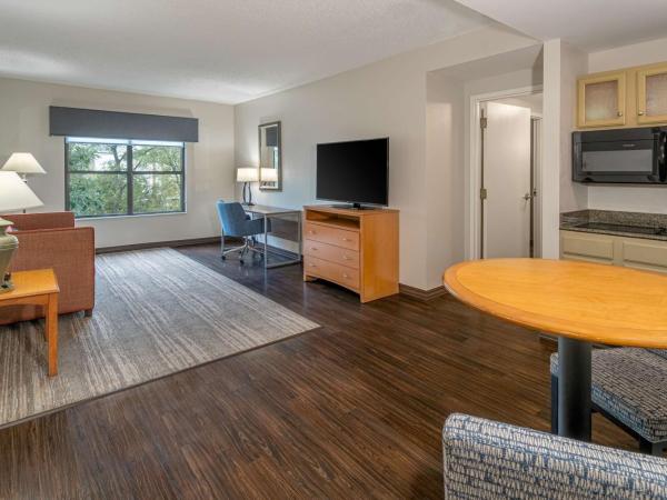 Hampton Inn & Suites Nashville-Vanderbilt-Elliston Place : photo 3 de la chambre suite lit king-size 1 chambre avec cuisine