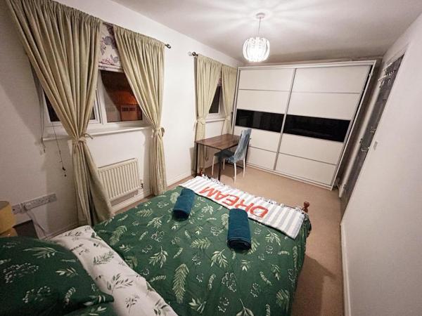 Queens Rooms, a Perfect Stay, Next to Shopping Parks and Central Manchester : photo 4 de la chambre chambre double avec salle de bains commune