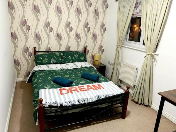 Queens Rooms, a Perfect Stay, Next to Shopping Parks and Central Manchester : photo 5 de la chambre chambre double avec salle de bains commune