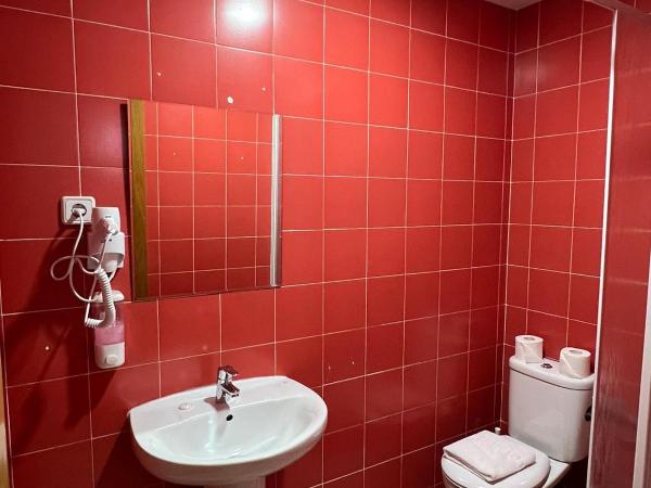 Hostal Flat55Madrid : photo 9 de la chambre chambre double avec salle de bains privative