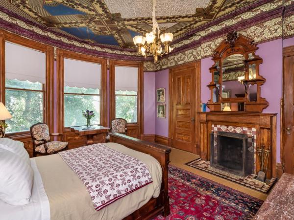Chateau Tivoli Bed and Breakfast : photo 7 de la chambre chambre double avec salle de bains privative