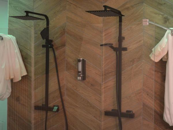 Eaux Spa : photo 3 de la chambre chambre lit queen-size avec baignoire spa