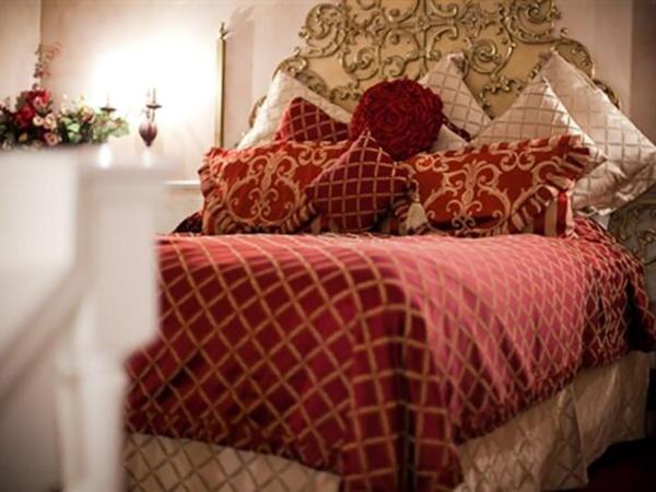 The Anniversary Inn - Fifth South : photo 1 de la chambre chambre lit king-size - vue sur jardin