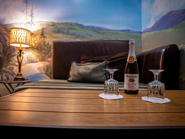 The Anniversary Inn - Fifth South : photo 4 de la chambre chambre lit king-size - vue sur lac