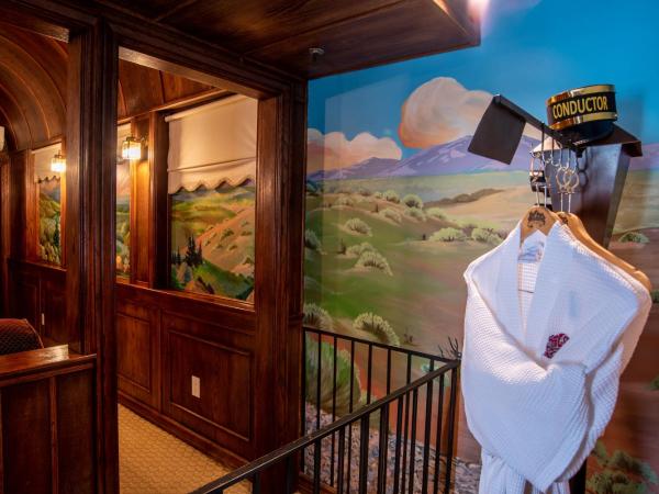 The Anniversary Inn - Fifth South : photo 4 de la chambre chambre lit queen-size - vue sur jardin