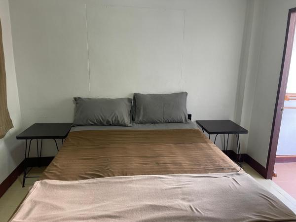 JJ Guesthouse : photo 6 de la chambre chambre double avec salle de bains privative