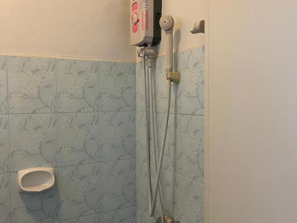 JJ Guesthouse : photo 6 de la chambre chambre triple avec salle de bains