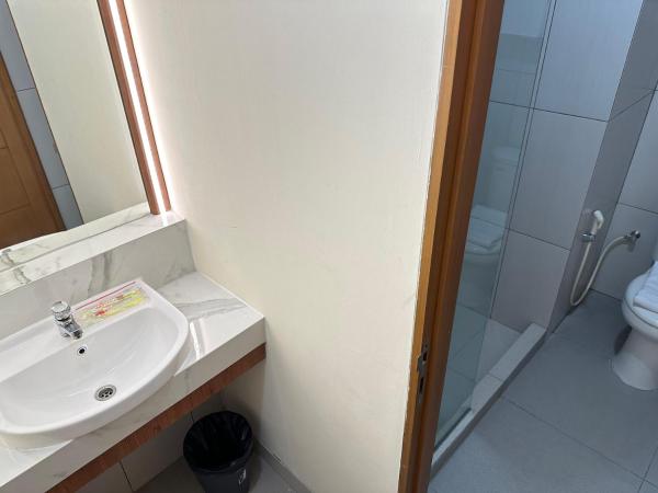 d'primahotel Jemursari Surabaya : photo 7 de la chambre chambre lit king-size